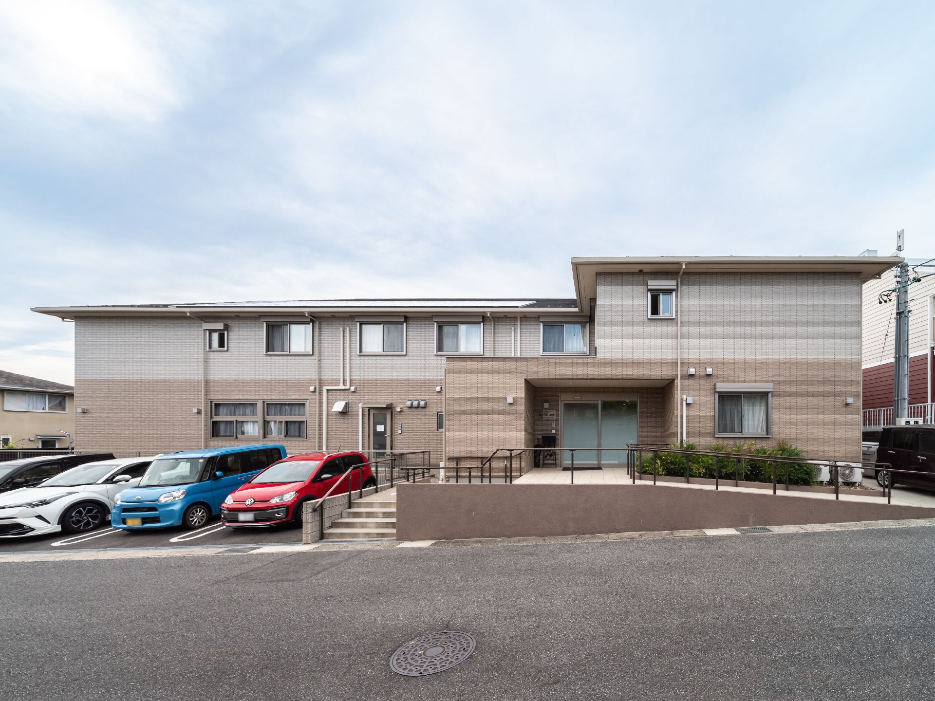 ツートーンカラーで二階建ての建物