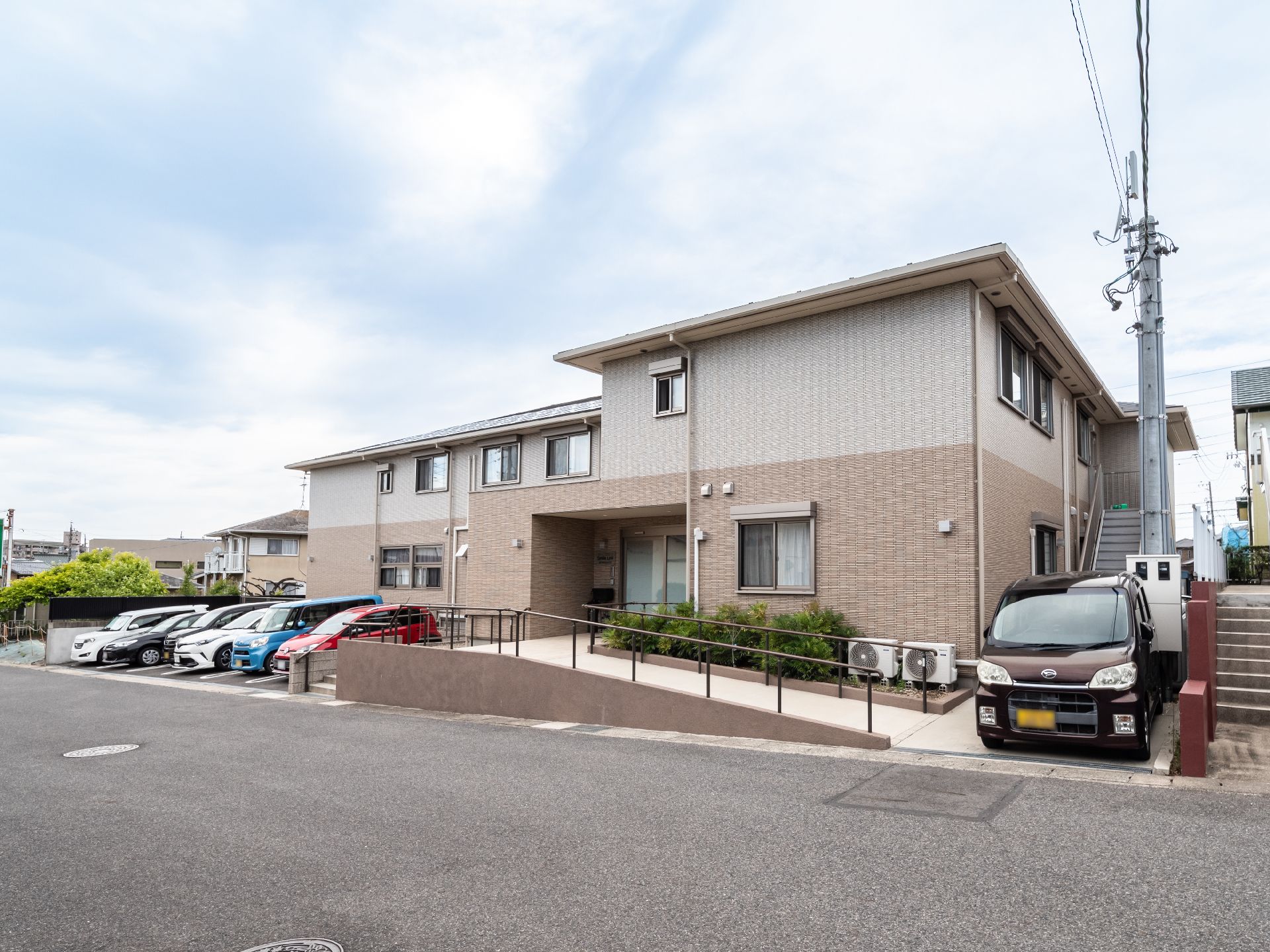 入り口までスロープが続く施設入り口