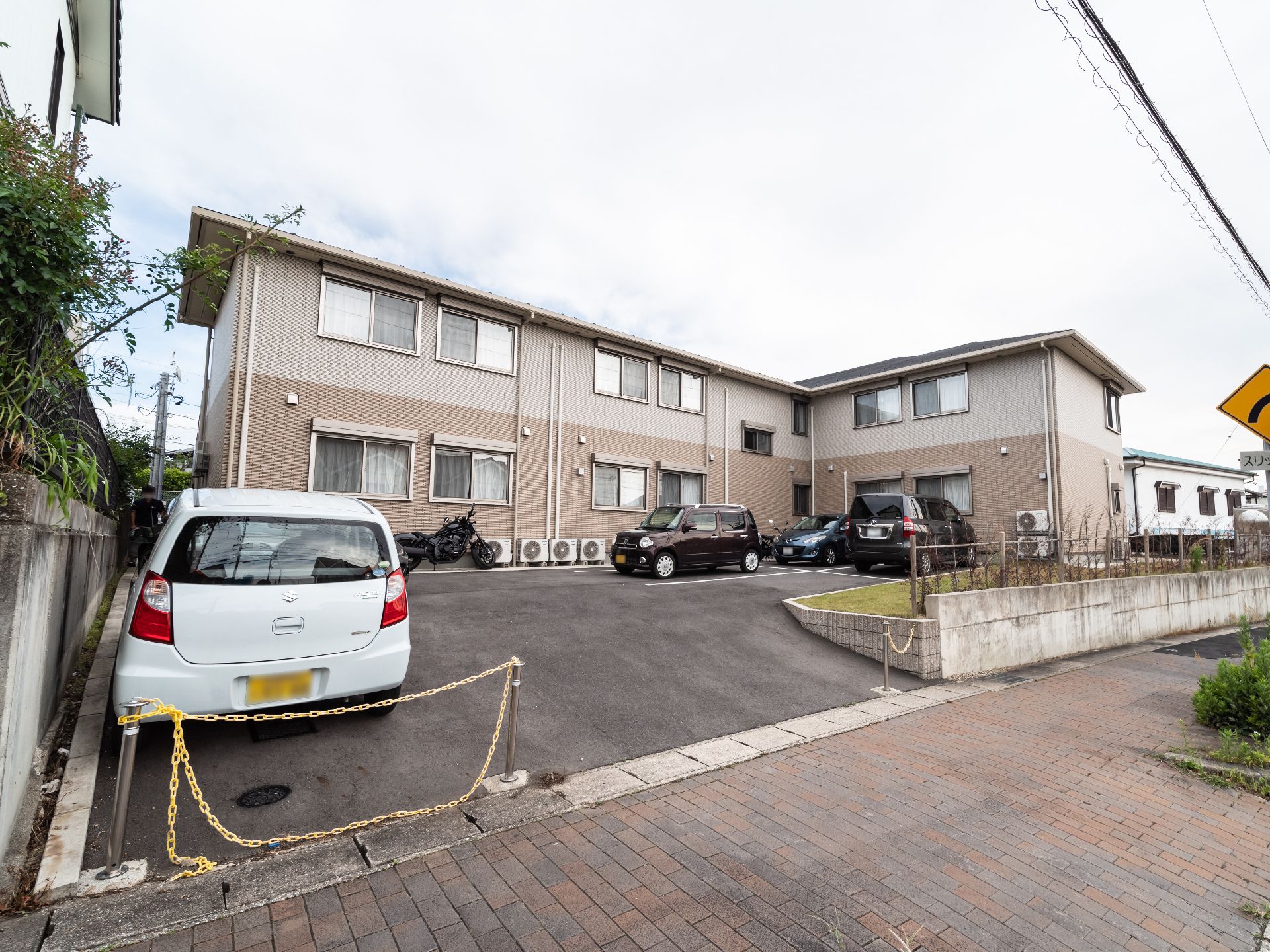 2階建ての建物と駐車場