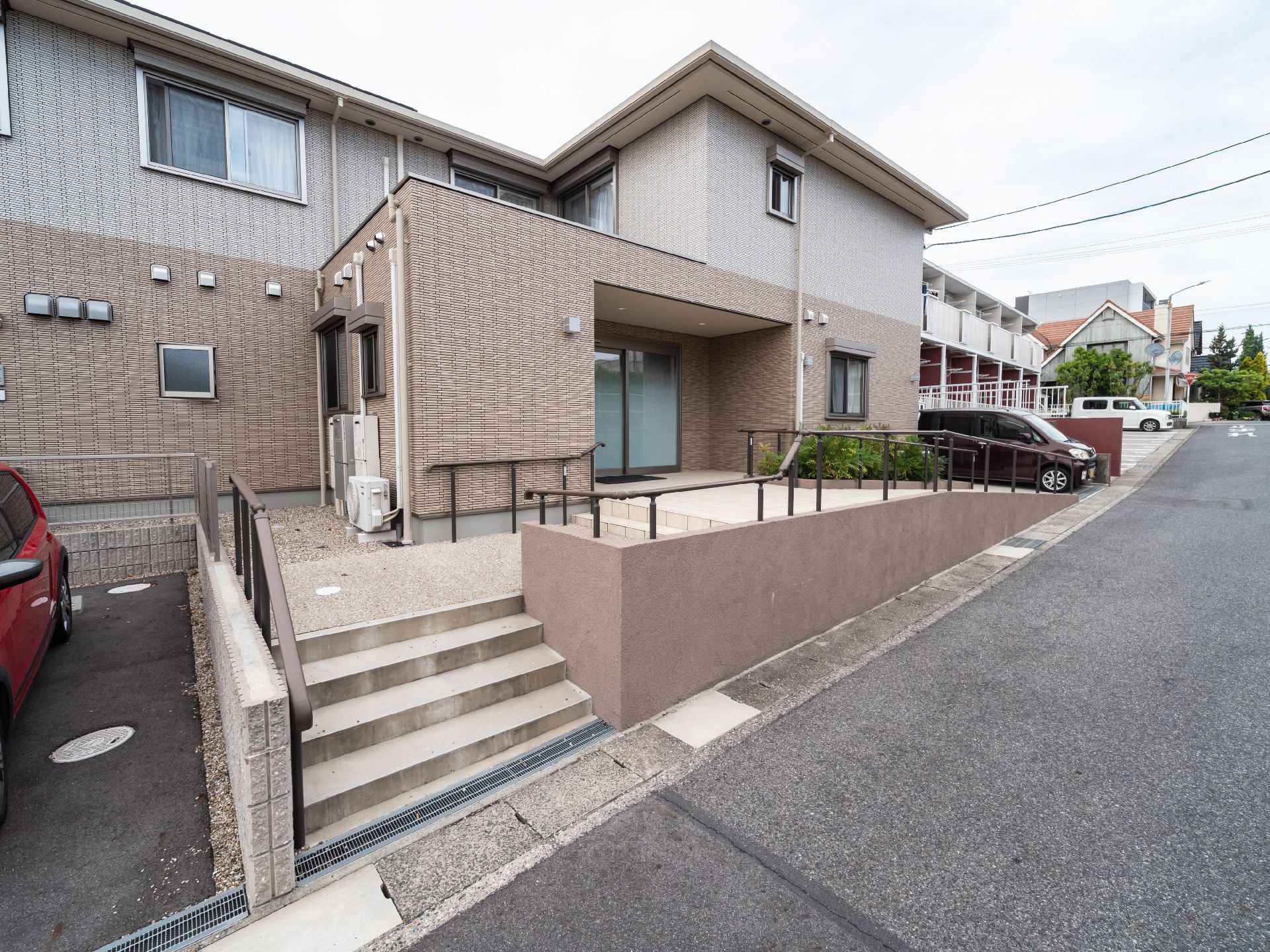 出入口にスロープが設置された二階建ての建物