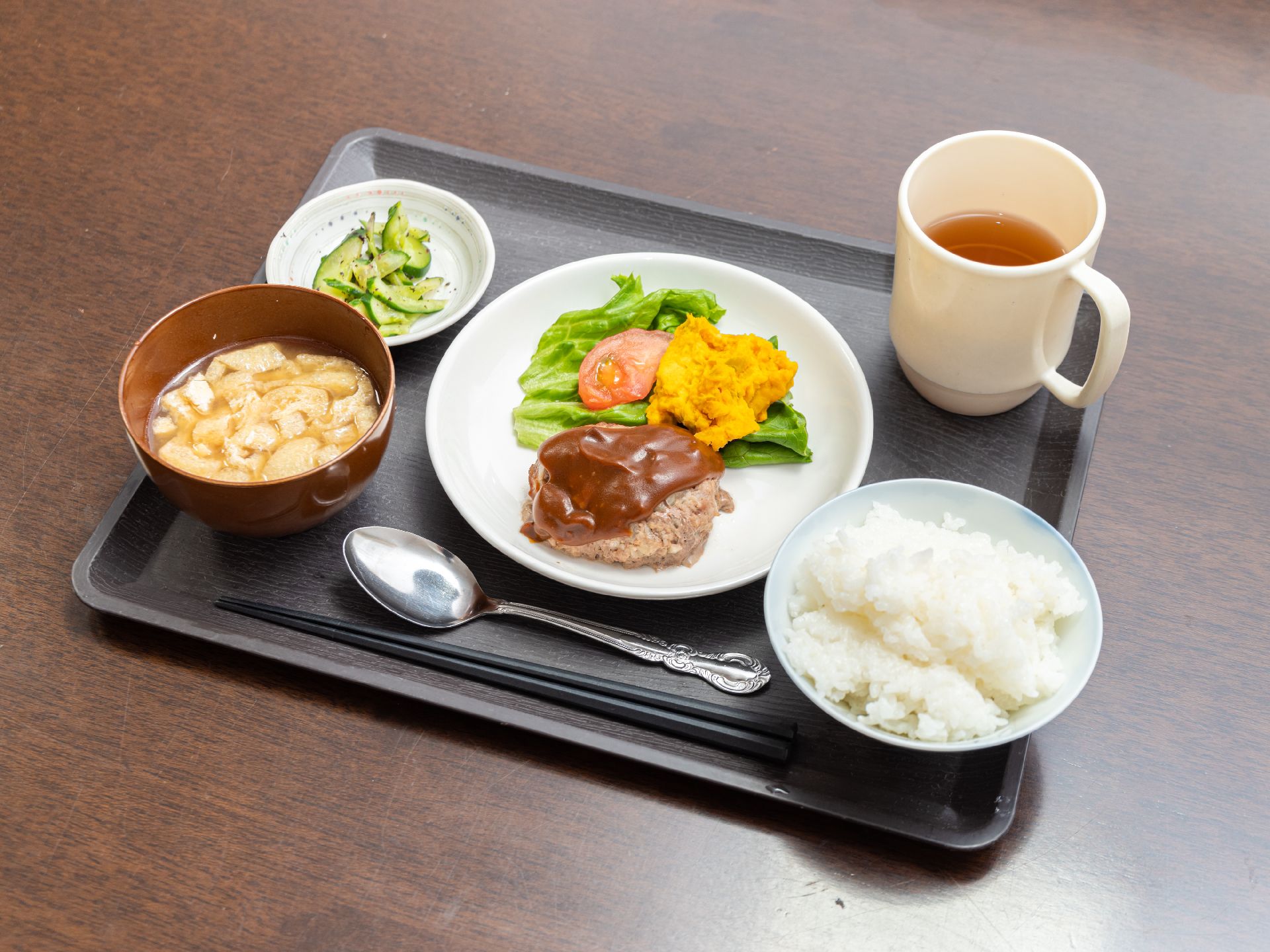 ハンバーグとサラダ、ご飯と味噌汁のセット