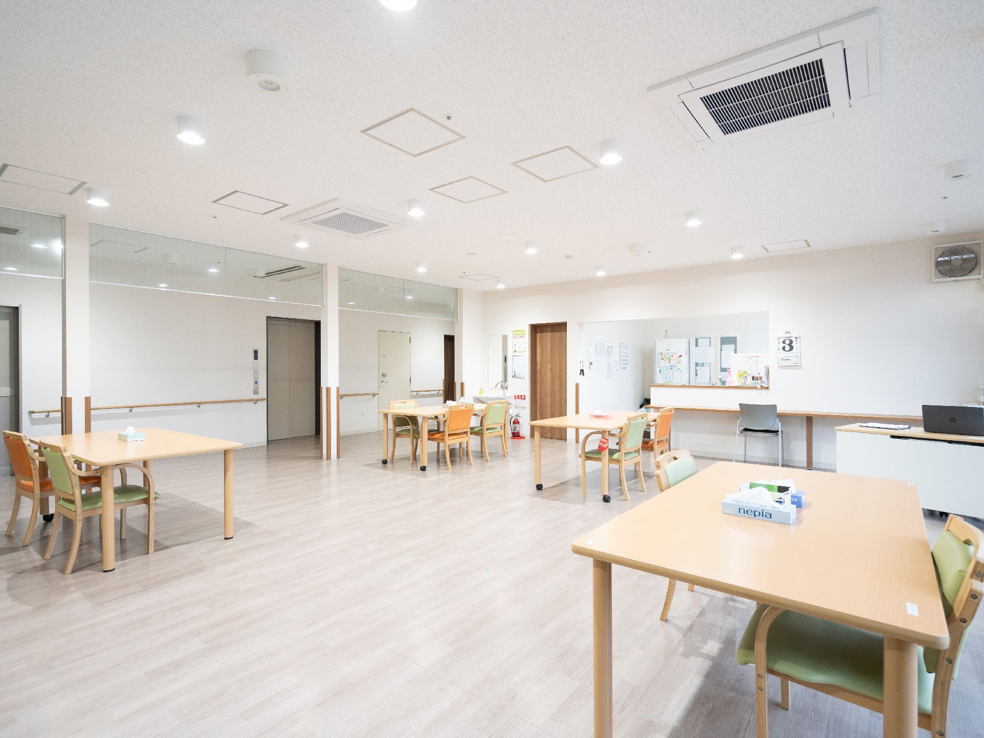 手すりが設置されており、移動のしやすい共有スペース