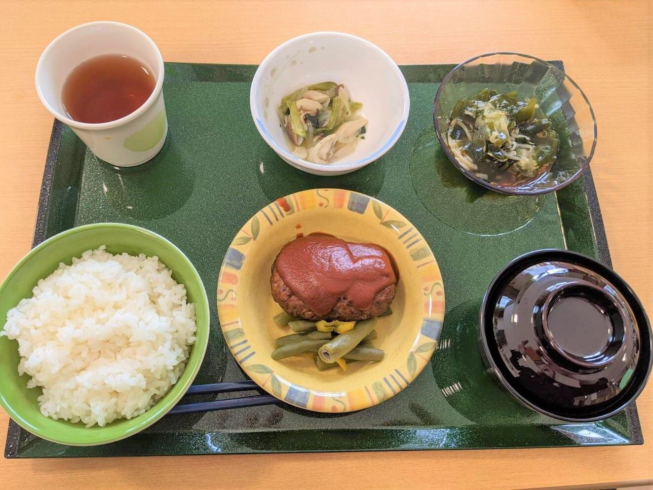 白いご飯にみそ汁、あえ物やサラダ、ハンバーグなどボリューム満点の内容。