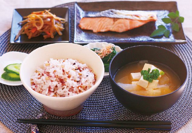 雑穀米と味噌汁、焼き鮭ときんぴらごぼうと、きゅうりの浅漬けや、ほうれん草のおひたし