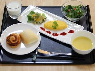 オムレツや数種類のパンなどが付いた朝食例