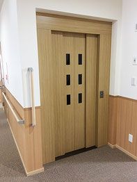 明るい廊下とエレベーター