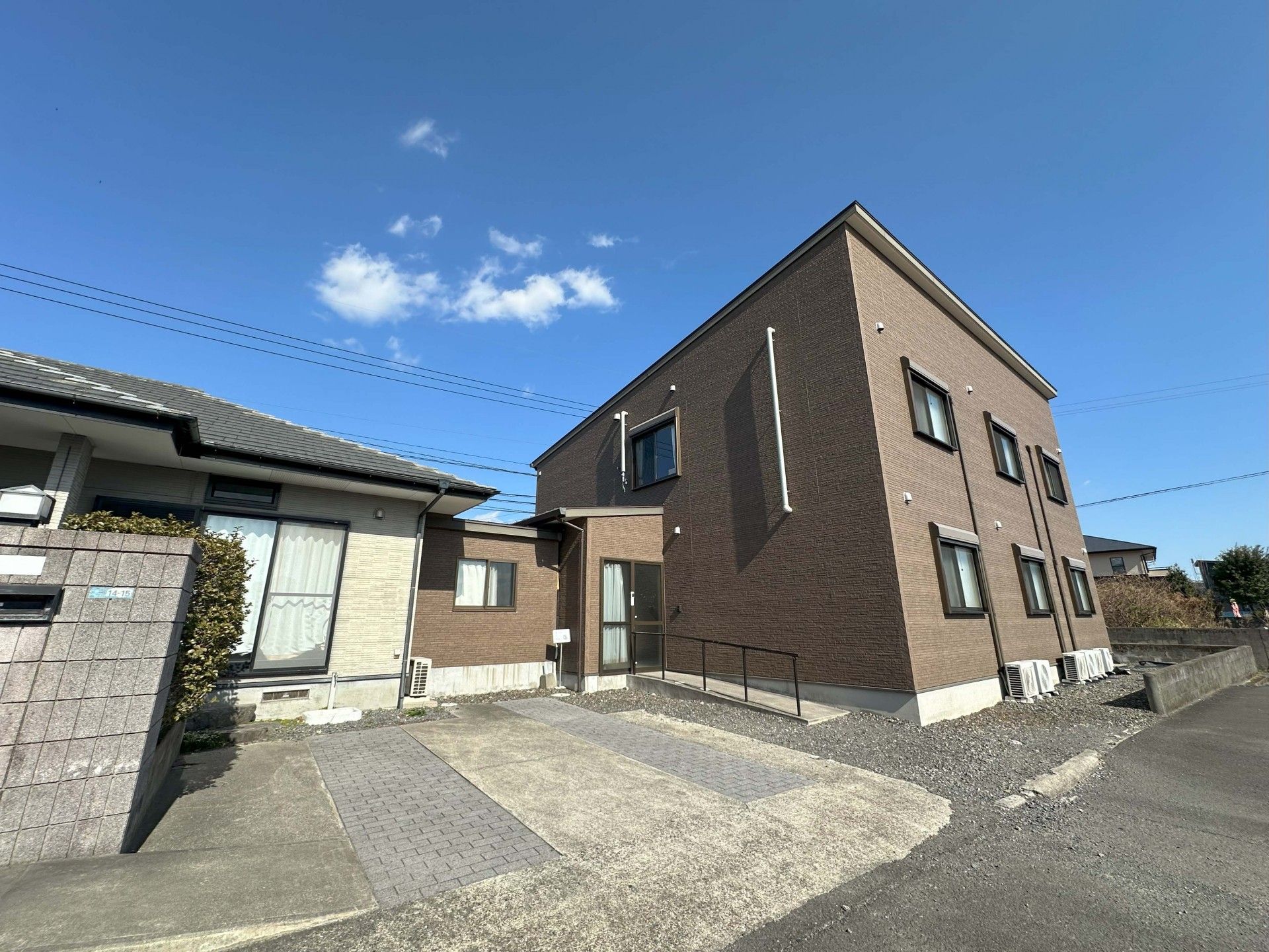青空の下の建物外観