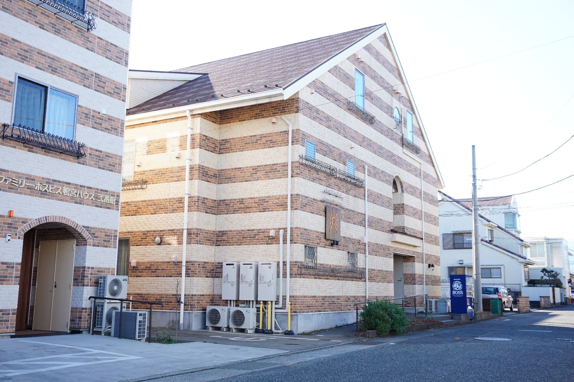 外壁は肌色と茶色の2色で構成され、おしゃれな雰囲気を持つ施設の外観