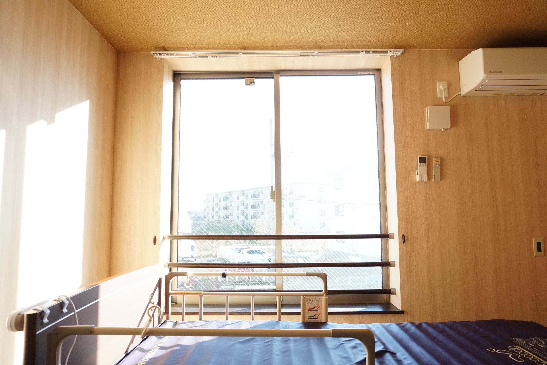 窓から陽光がたっぷりと降り注ぎ、面積が広くお洒落に見える居室
