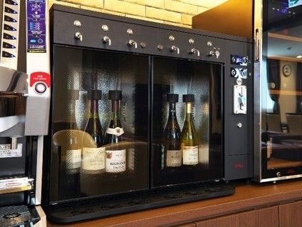 ミニワインセラーが置かれていて、中にはミニボトルが複数並んでいる。セラーの右側には温度調整用のダイヤルが設置されている。