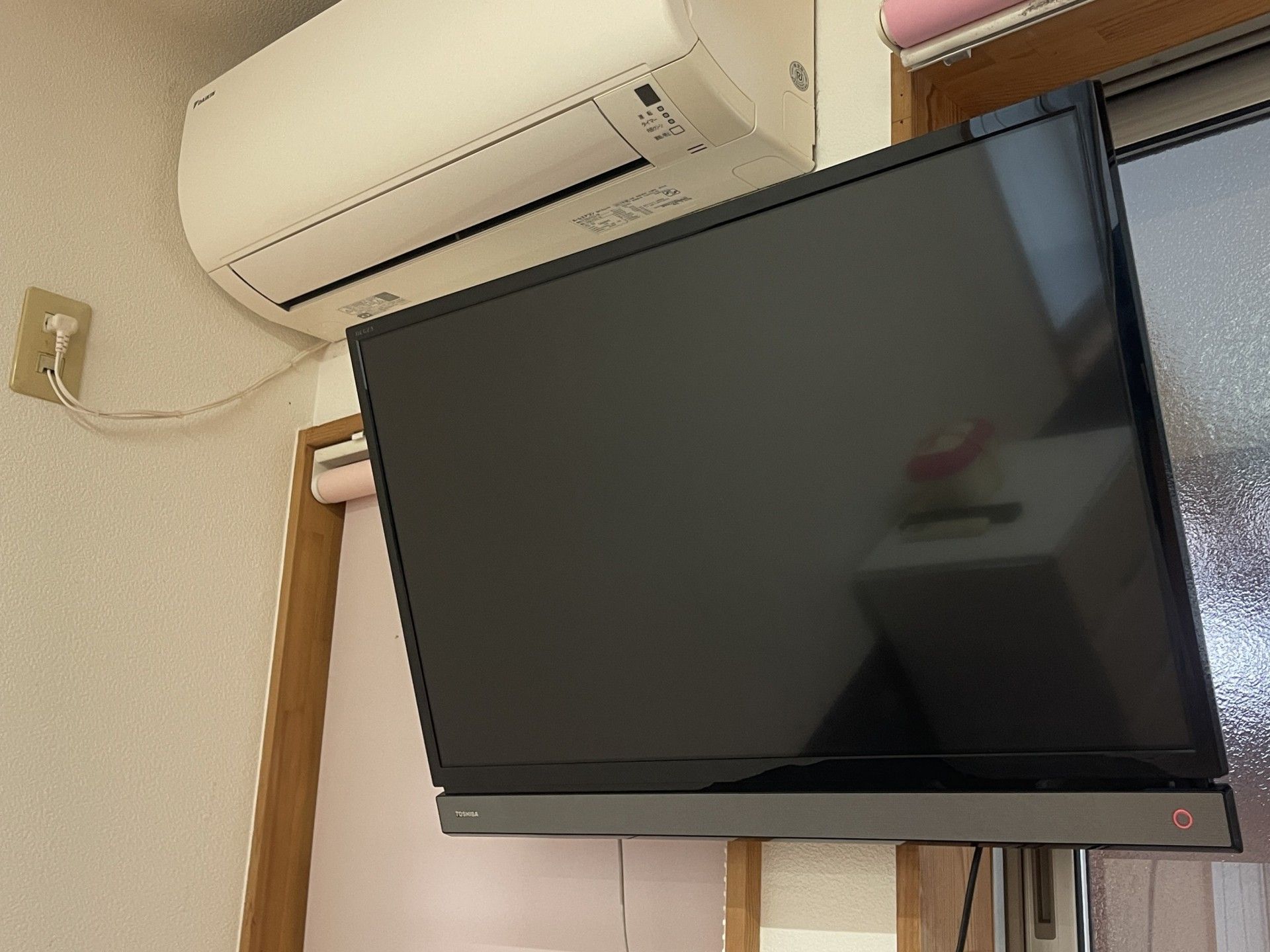 テレビとエアコンの壁面