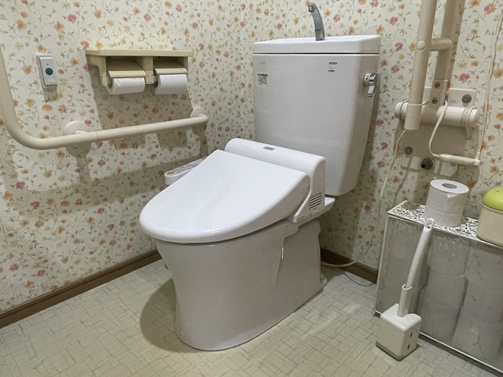 手すり付きのトイレ