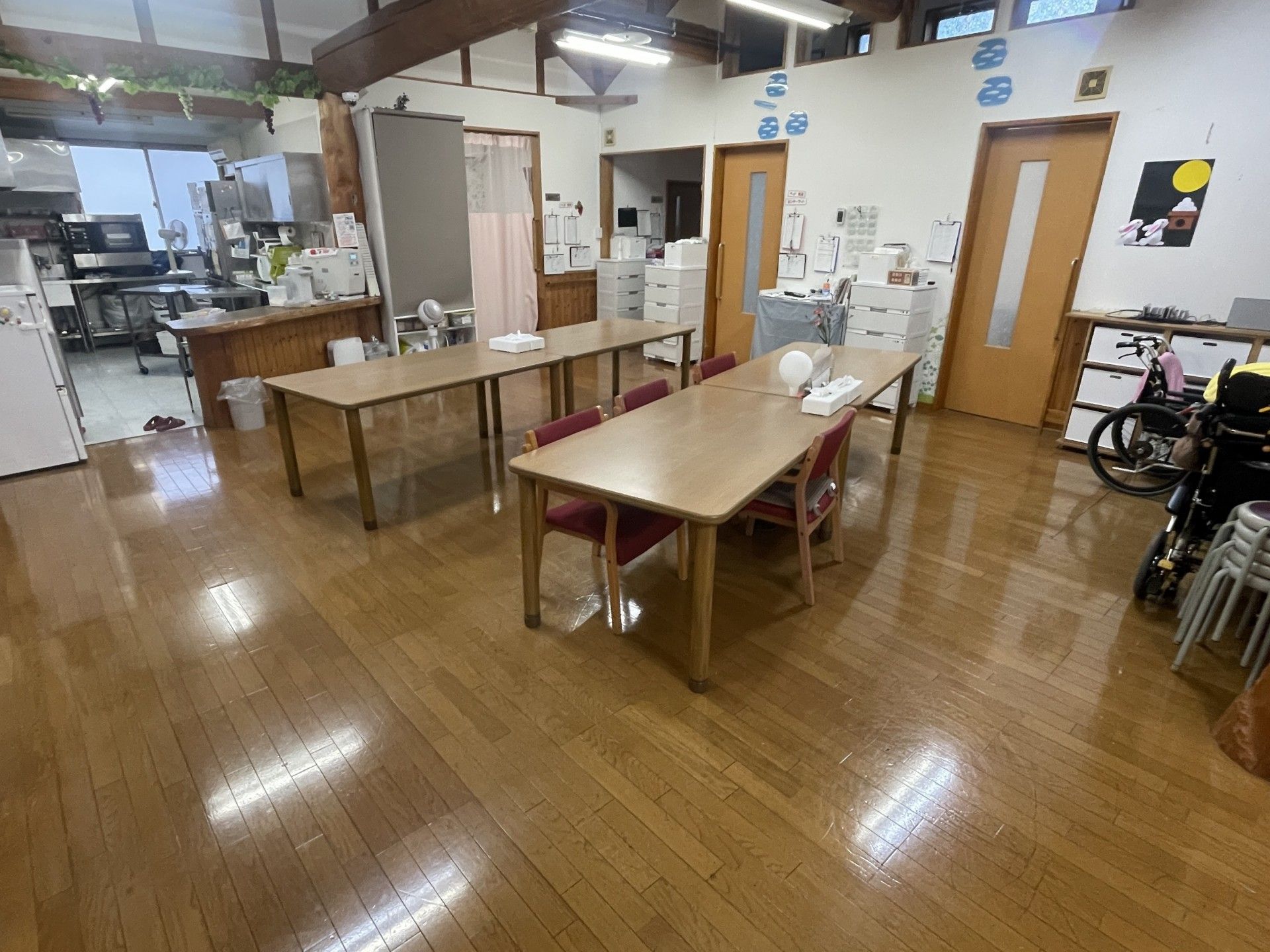 広いテーブルのある部屋