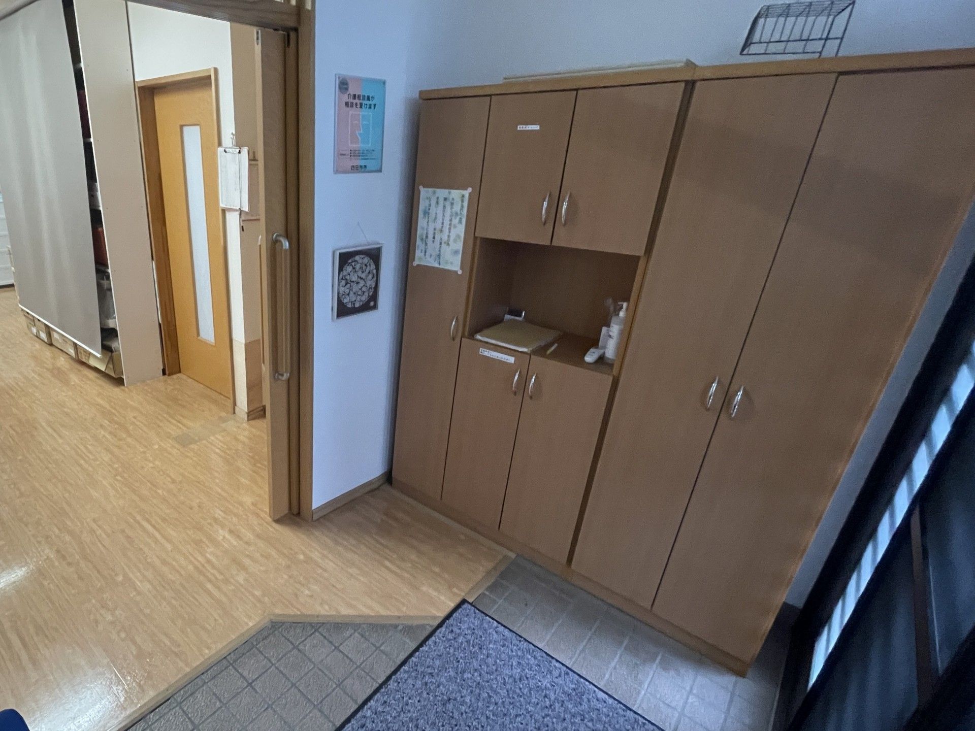 木製収納棚と廊下