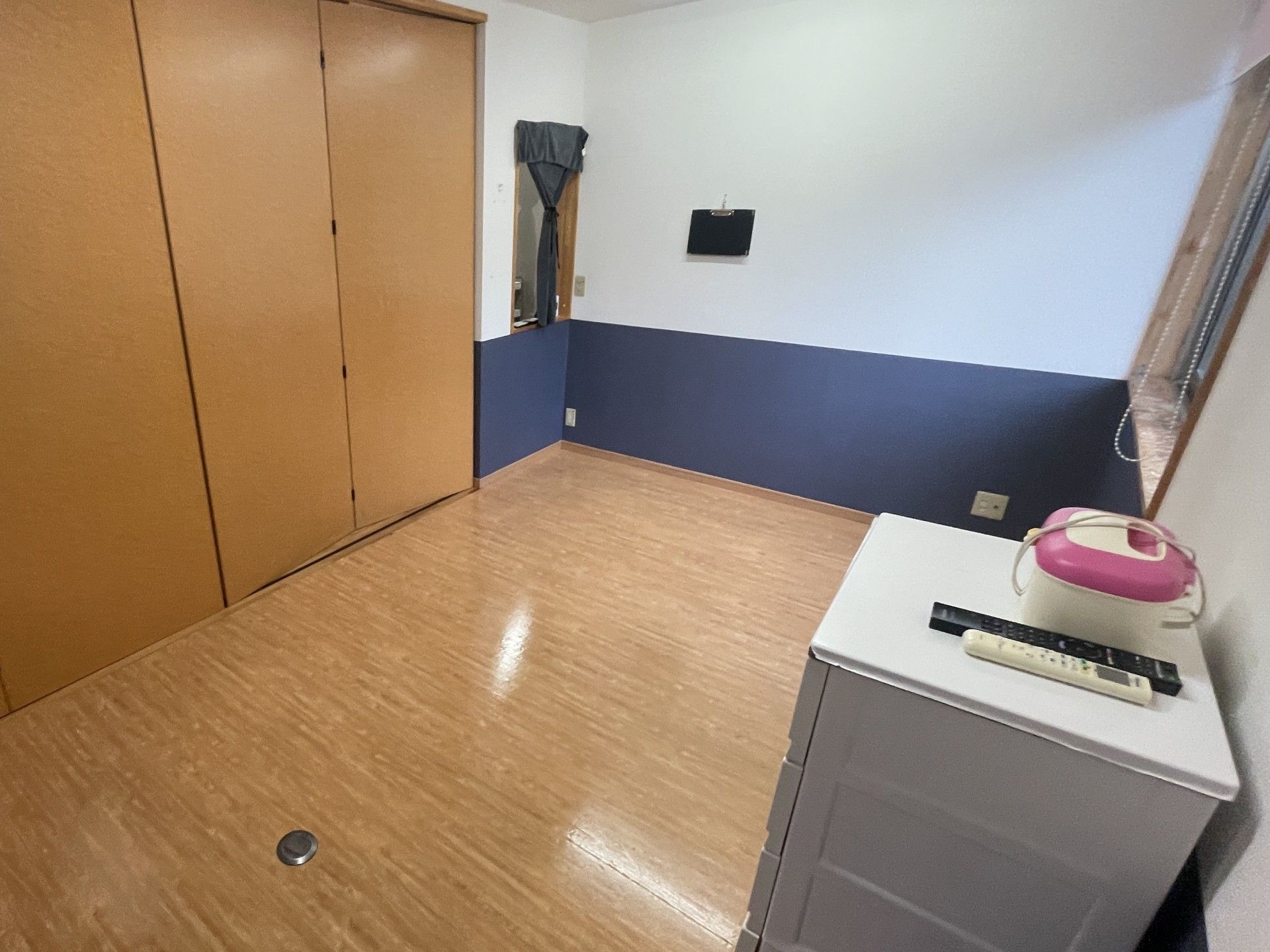 落ち着いた色調の部屋