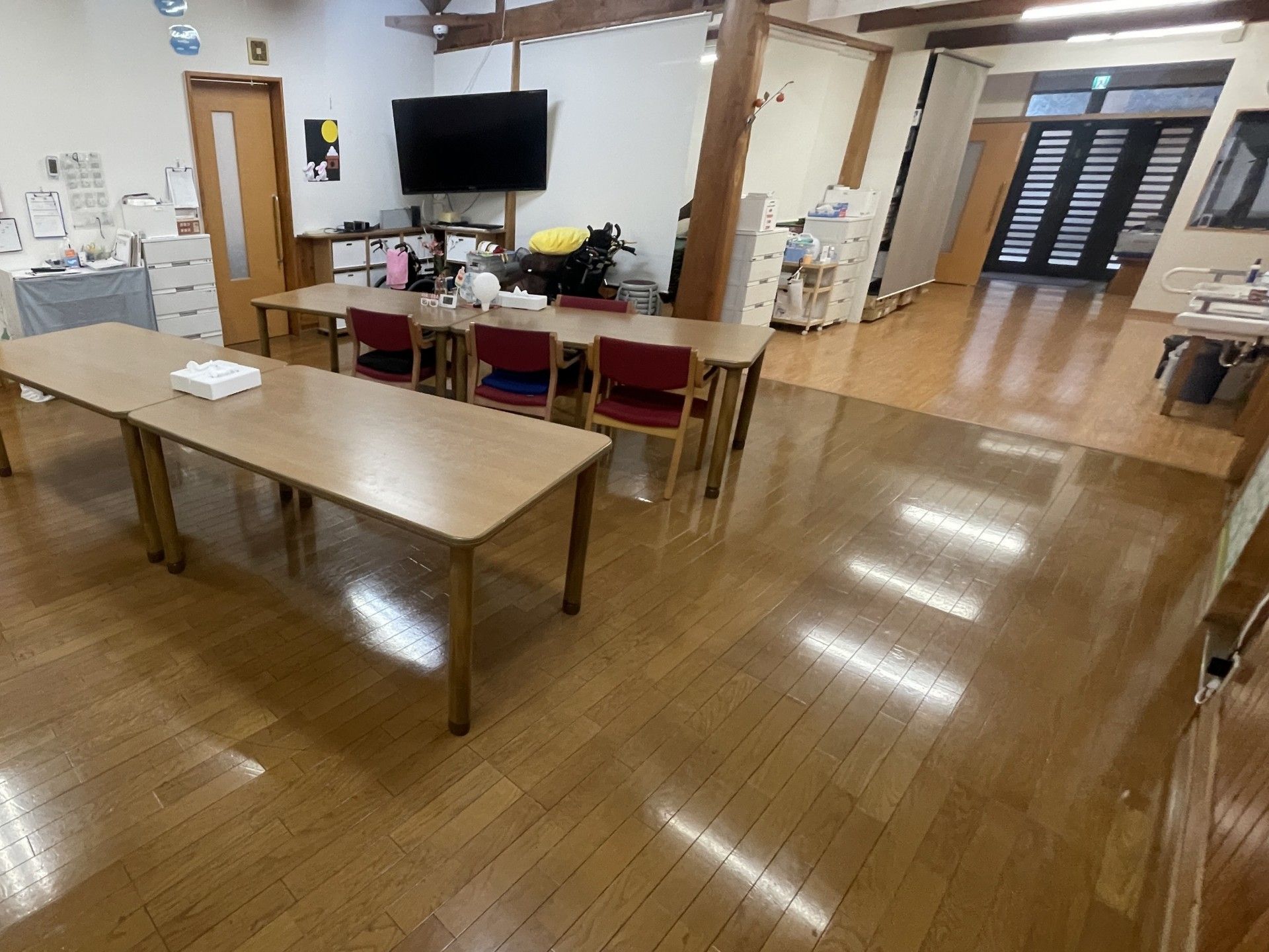 広いテーブルのある部屋