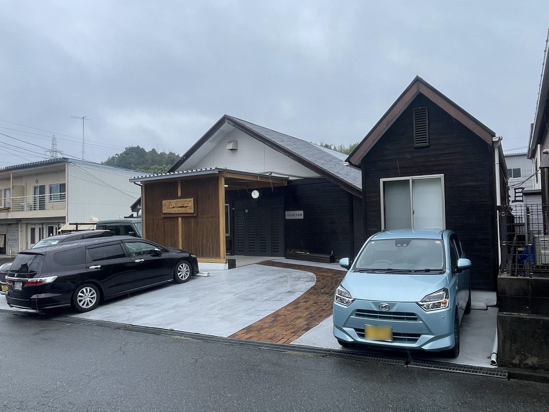 落ち着いた外観の建物