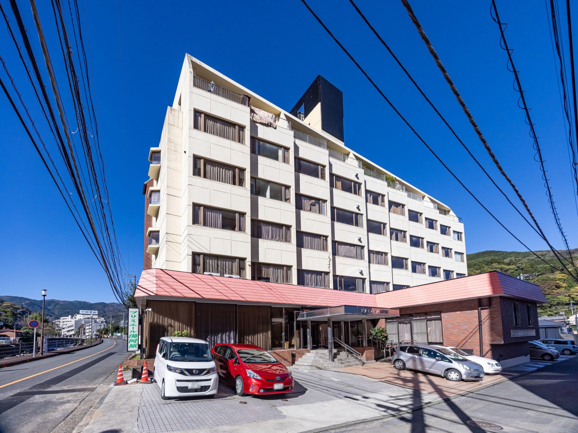 大通り沿いの建物外観