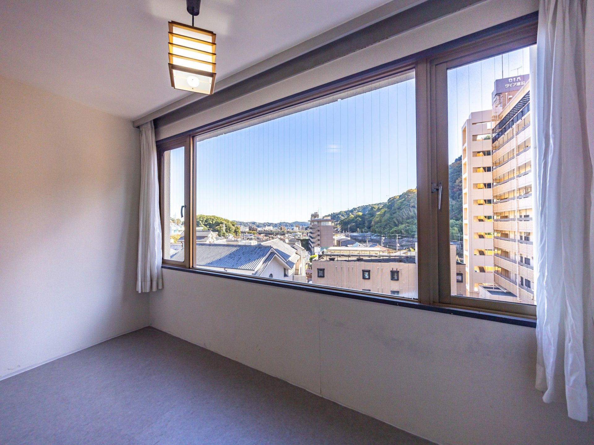 大きな窓のある部屋