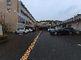 広々とした駐車場の建物外観