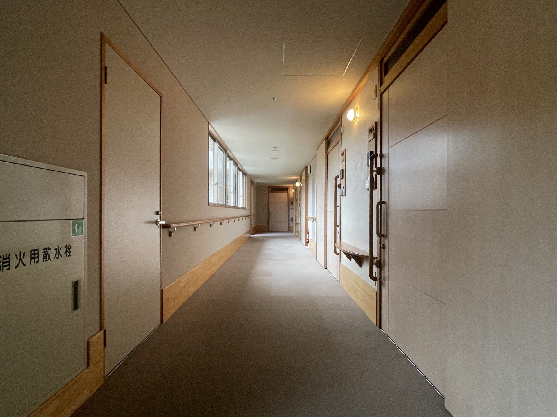 安全な手すり付き廊下