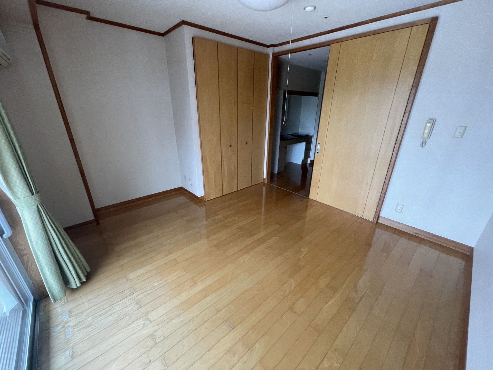 木製の扉と床の部屋