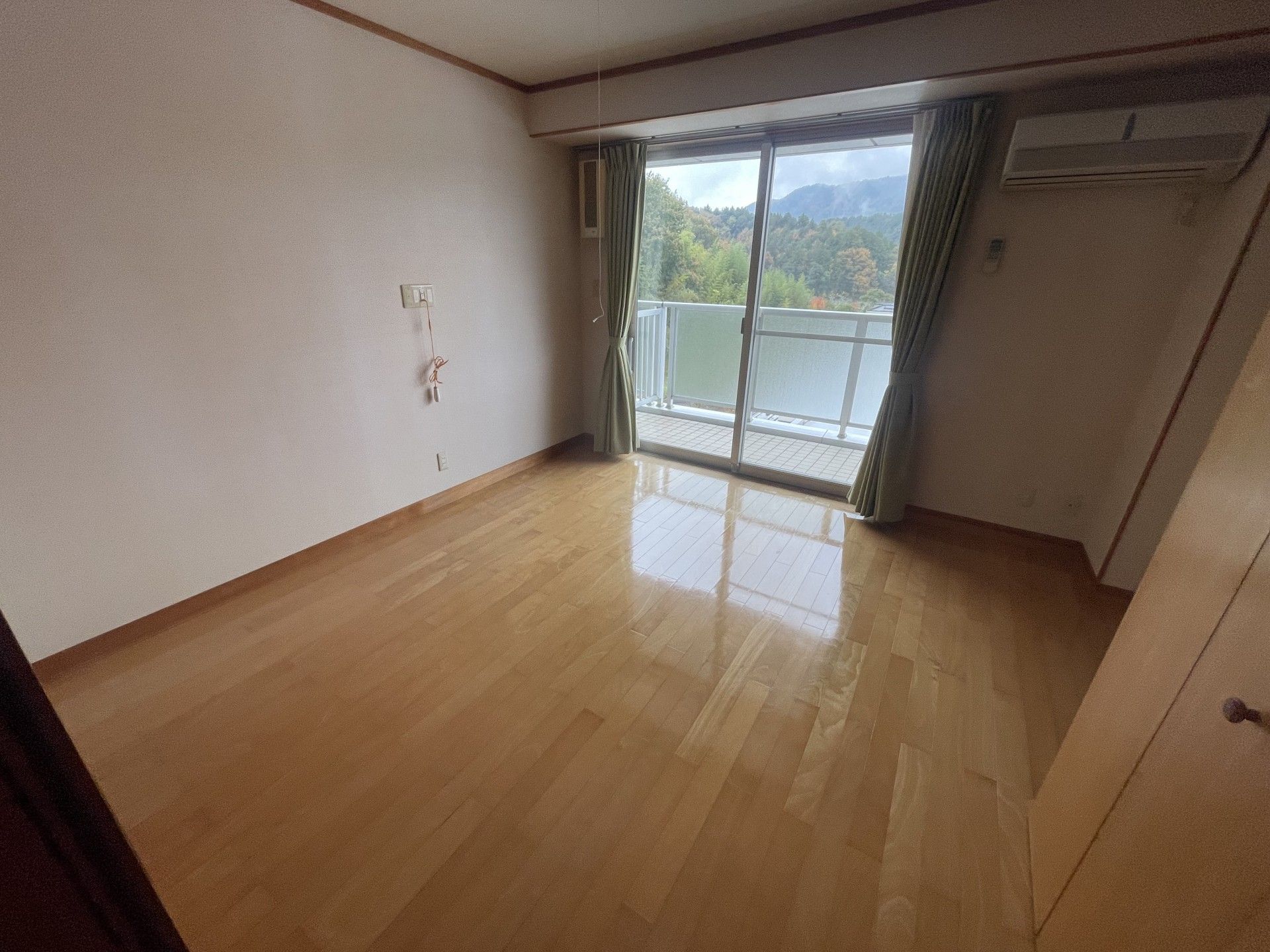 窓際の明るい部屋