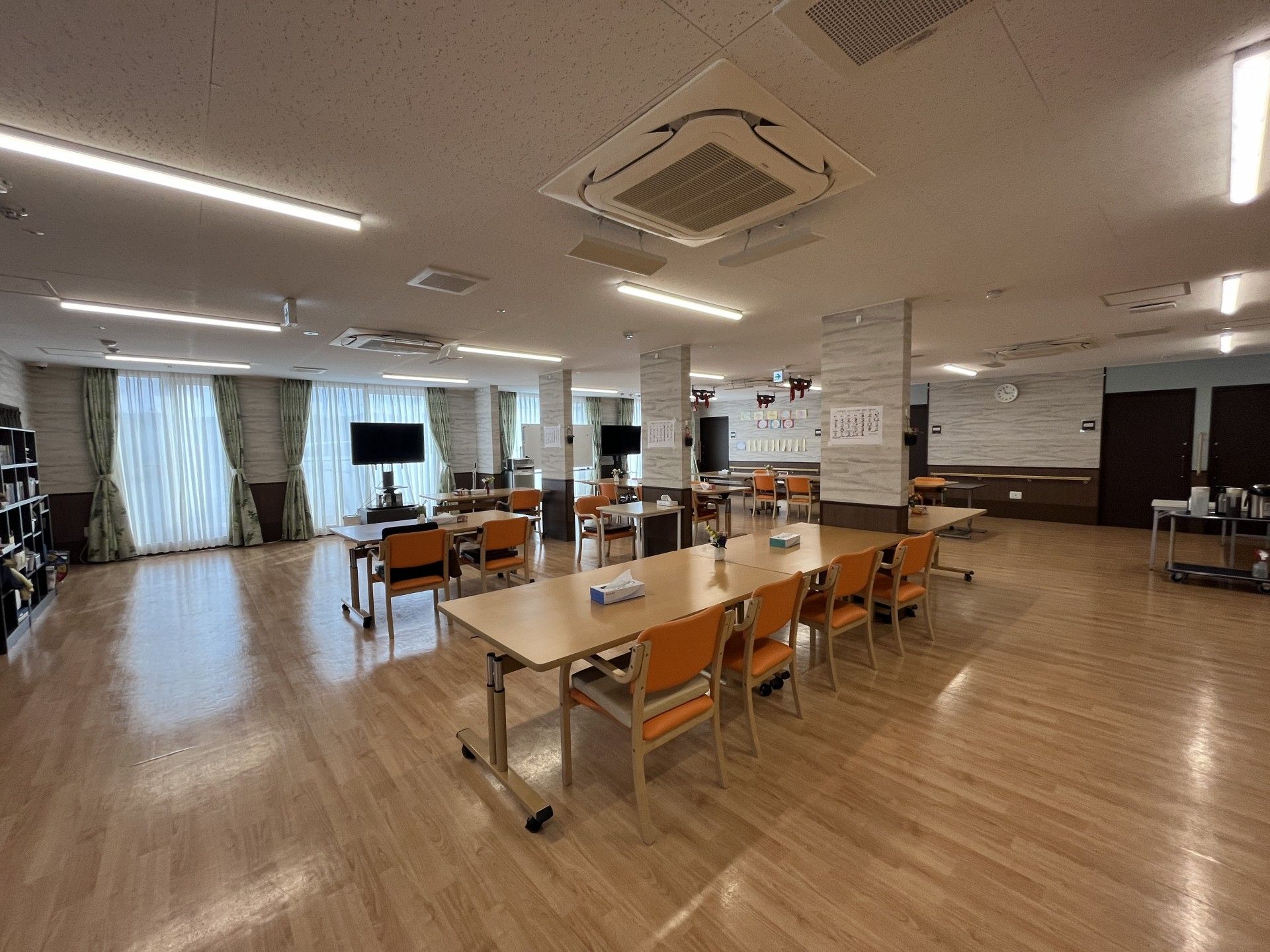 広々とした共用ダイニング