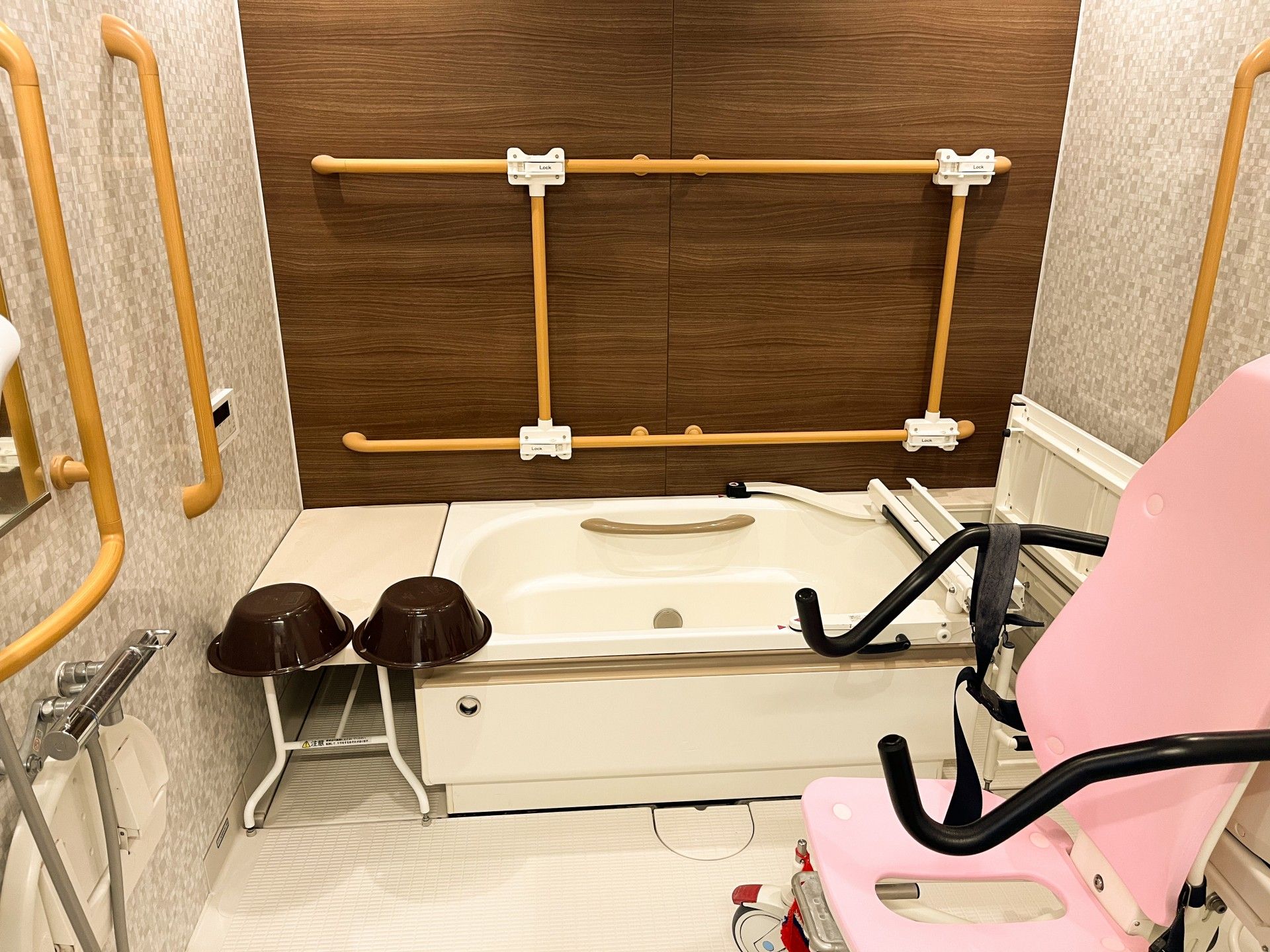 ピンク色の椅子が用意されている