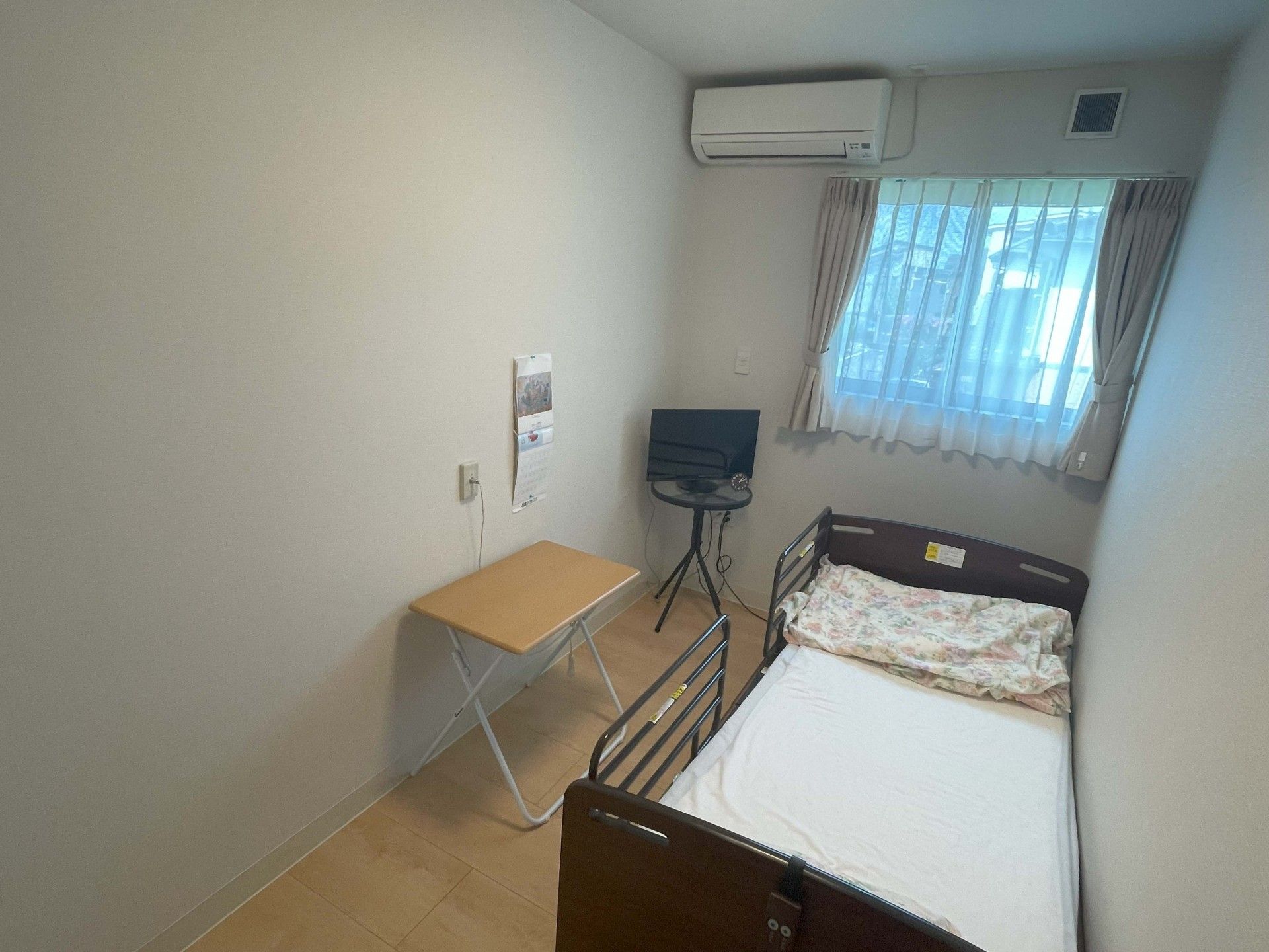 介護ベッドのある居室