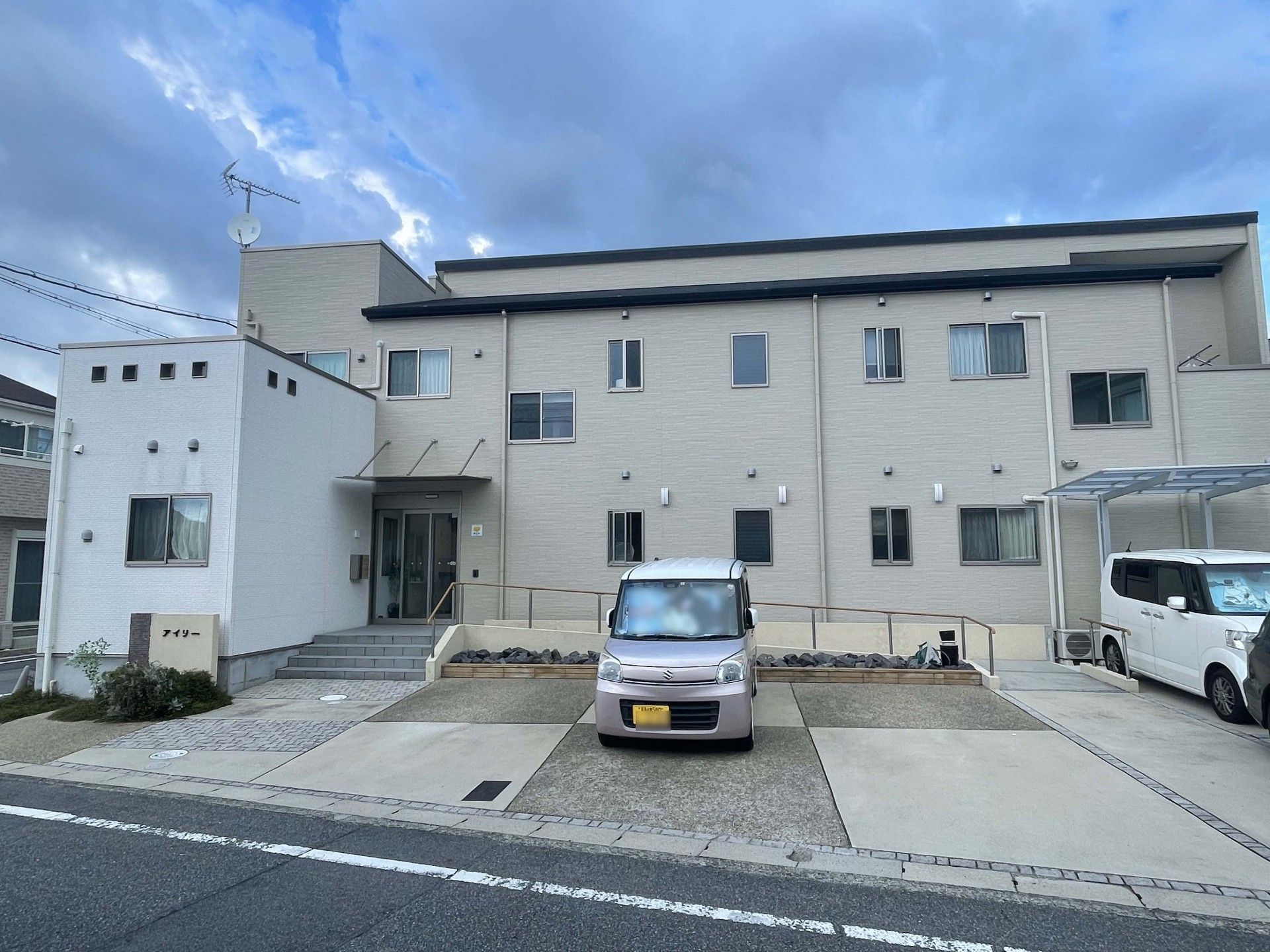 スロープのある外観