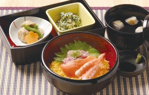 ちらし寿司とほうれん草の白和えと野菜の煮物と吸い物のセット
