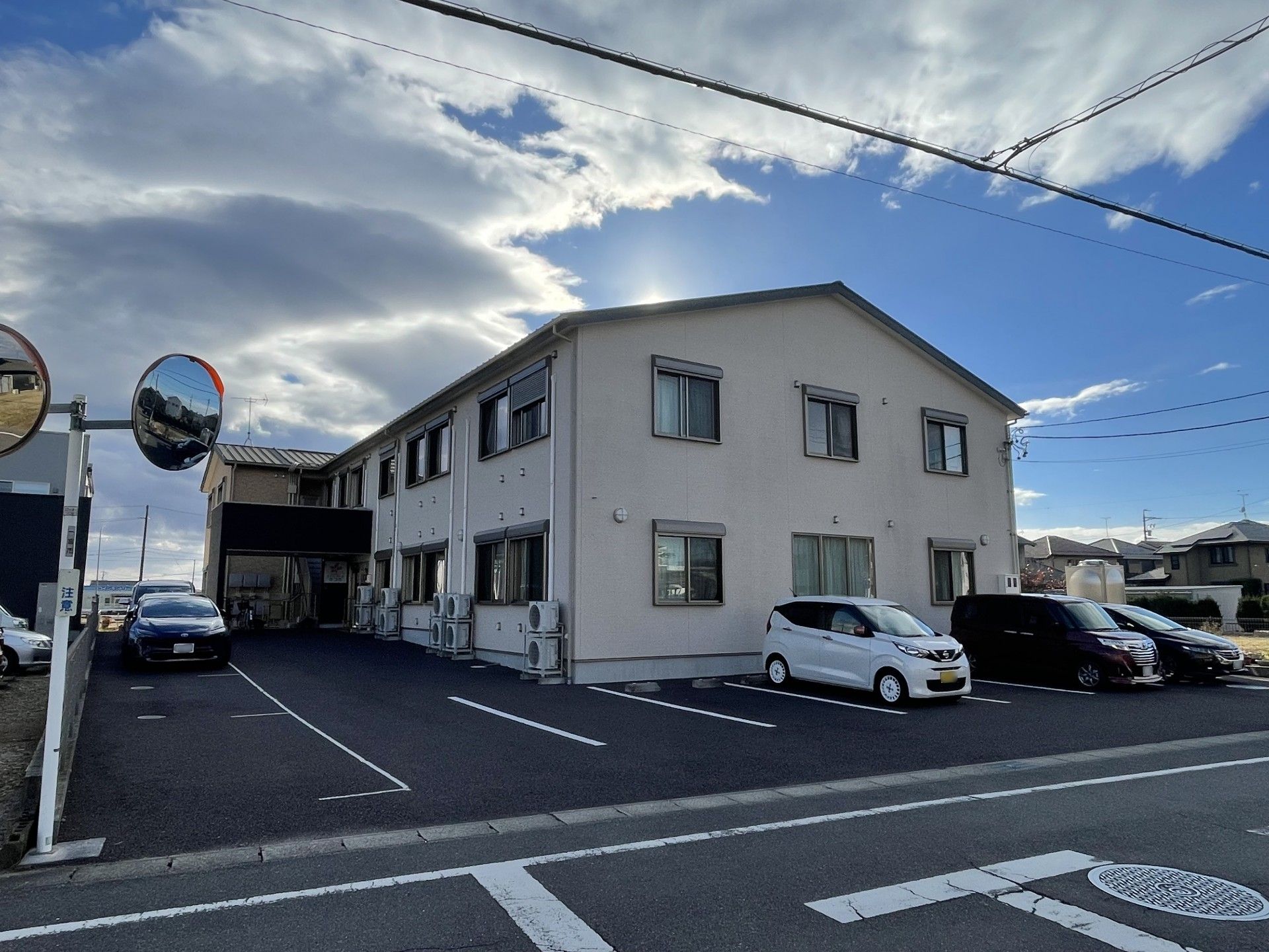 駐車場のある建物外観