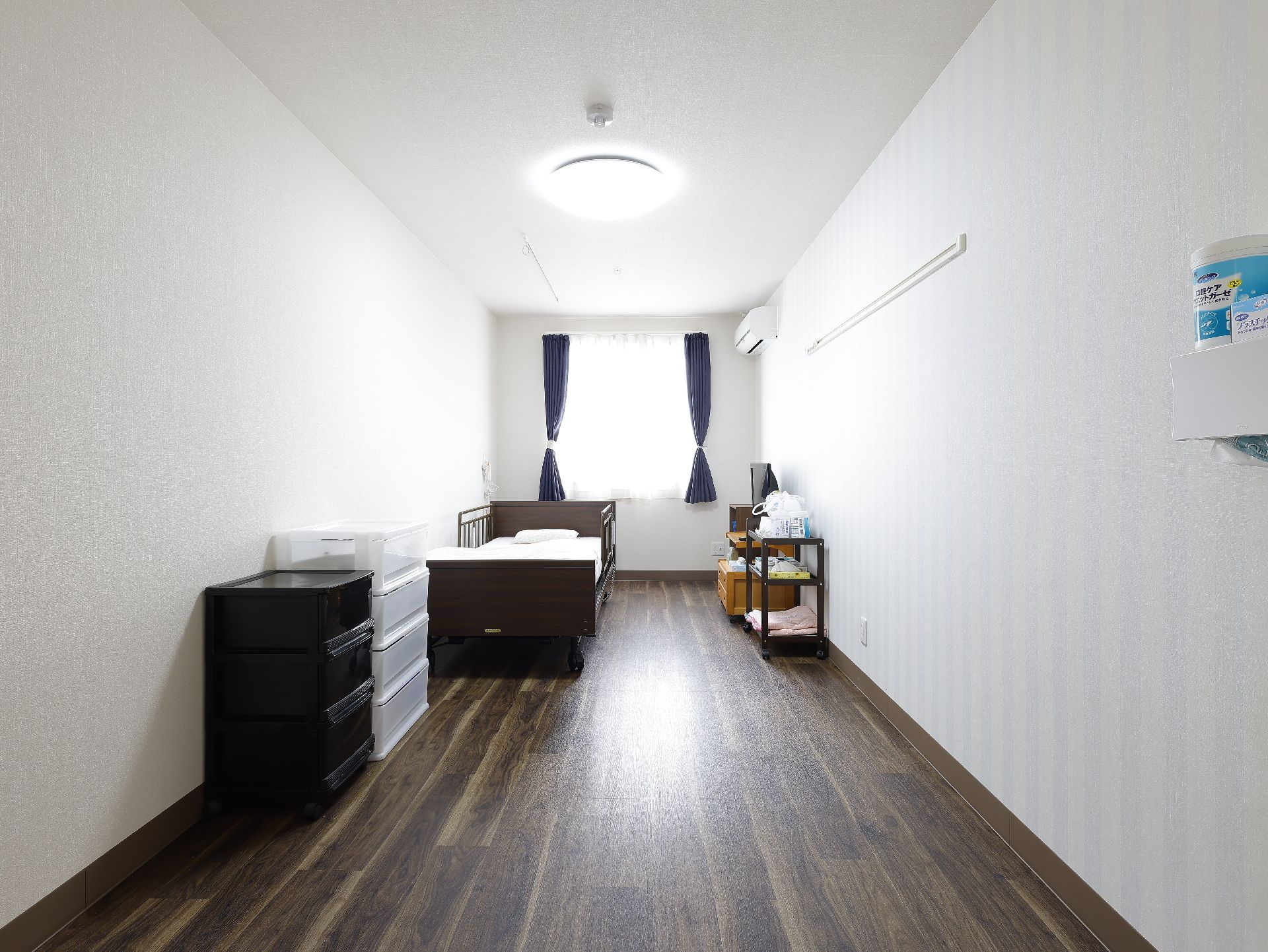 介護ベッドや家具が置かれた、面積の広い居室