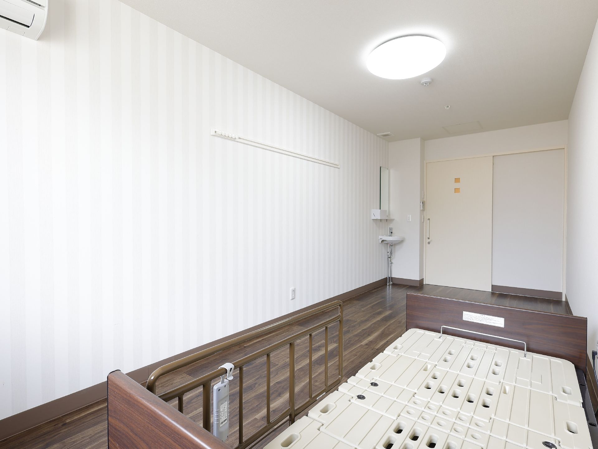 面積が広く、介護ベッドや家具類を置いても狭さを感じない居室