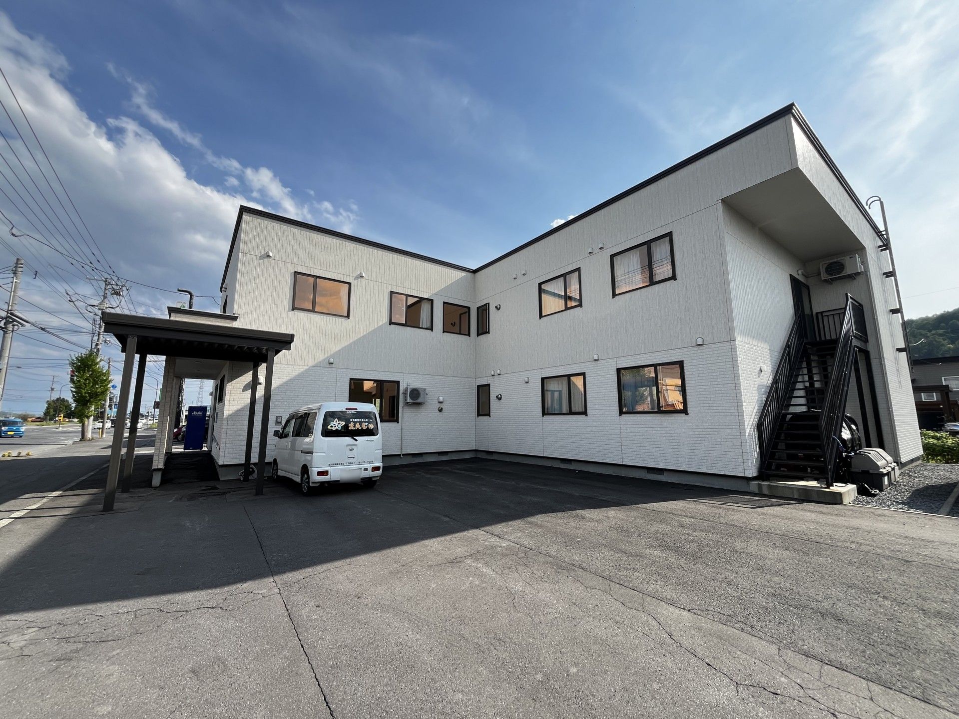 白い建物の外観