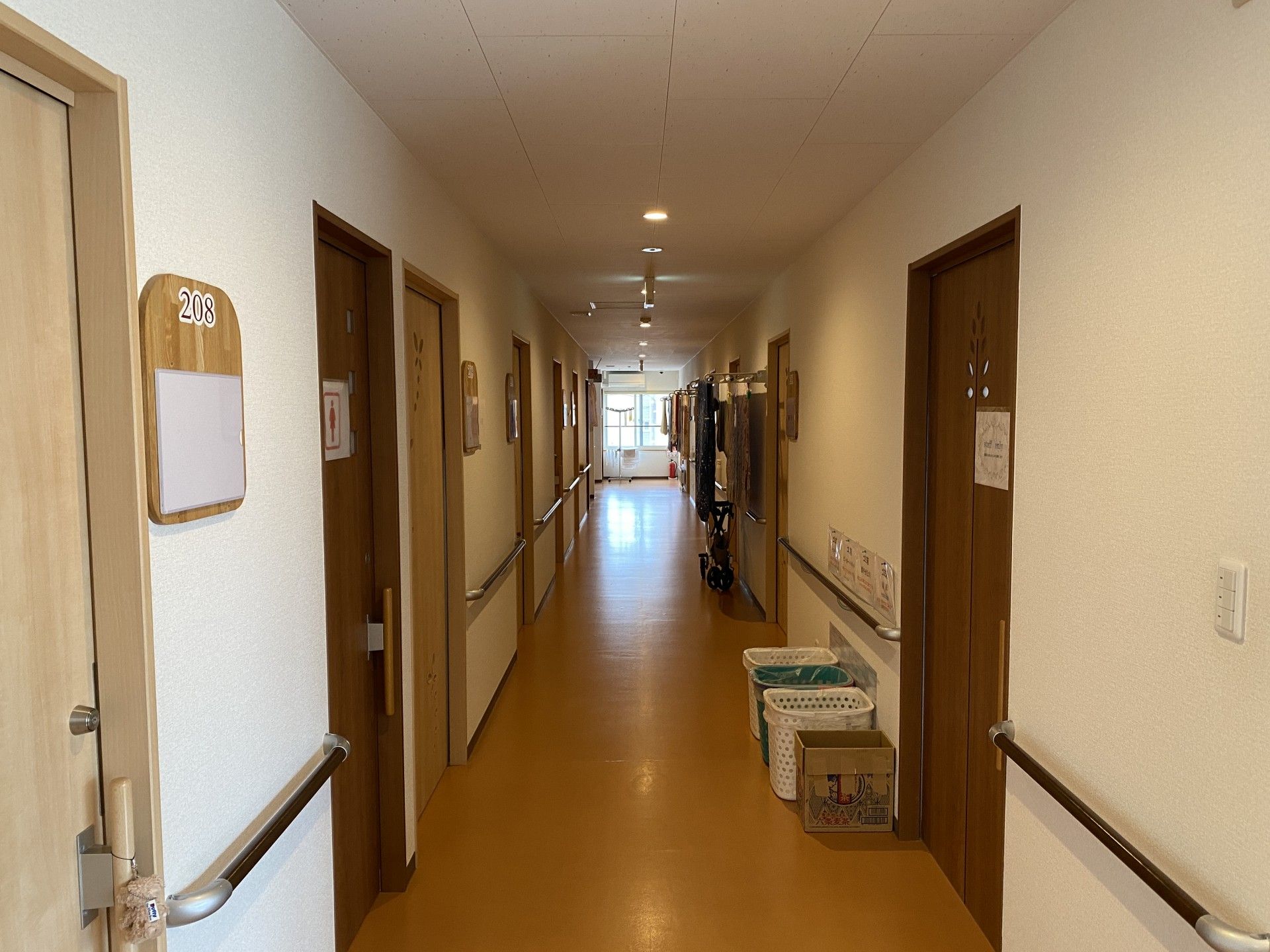 明るい廊下の風景