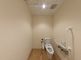 バリアフリー設計のトイレ空間