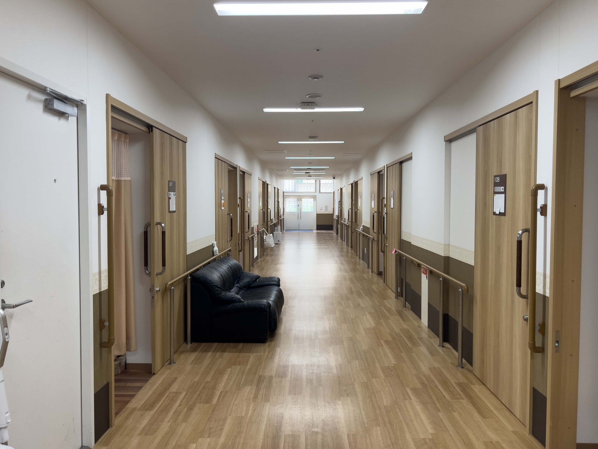 廊下に並ぶ部屋の扉