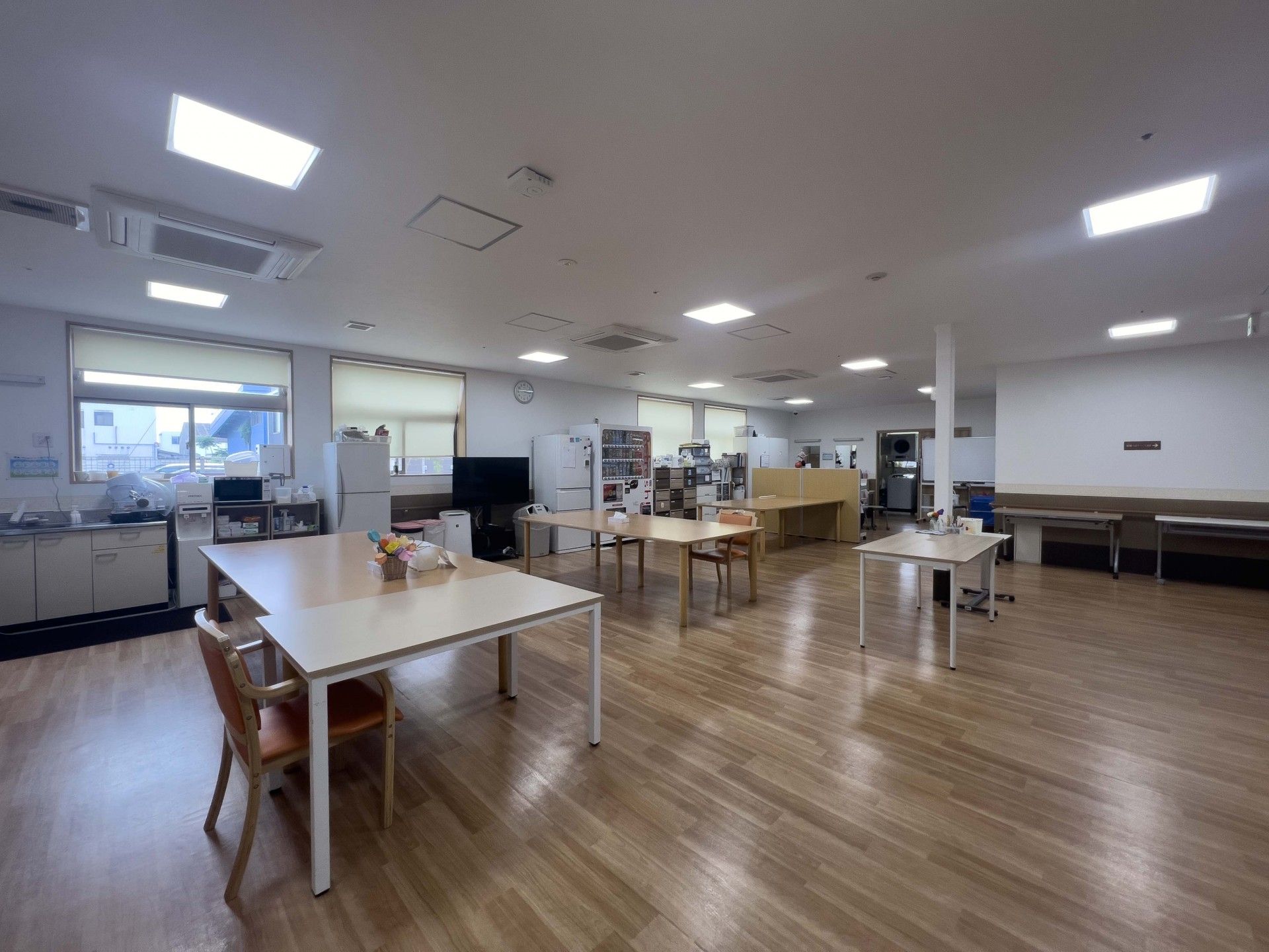 手すりが付いており、広々としている廊下