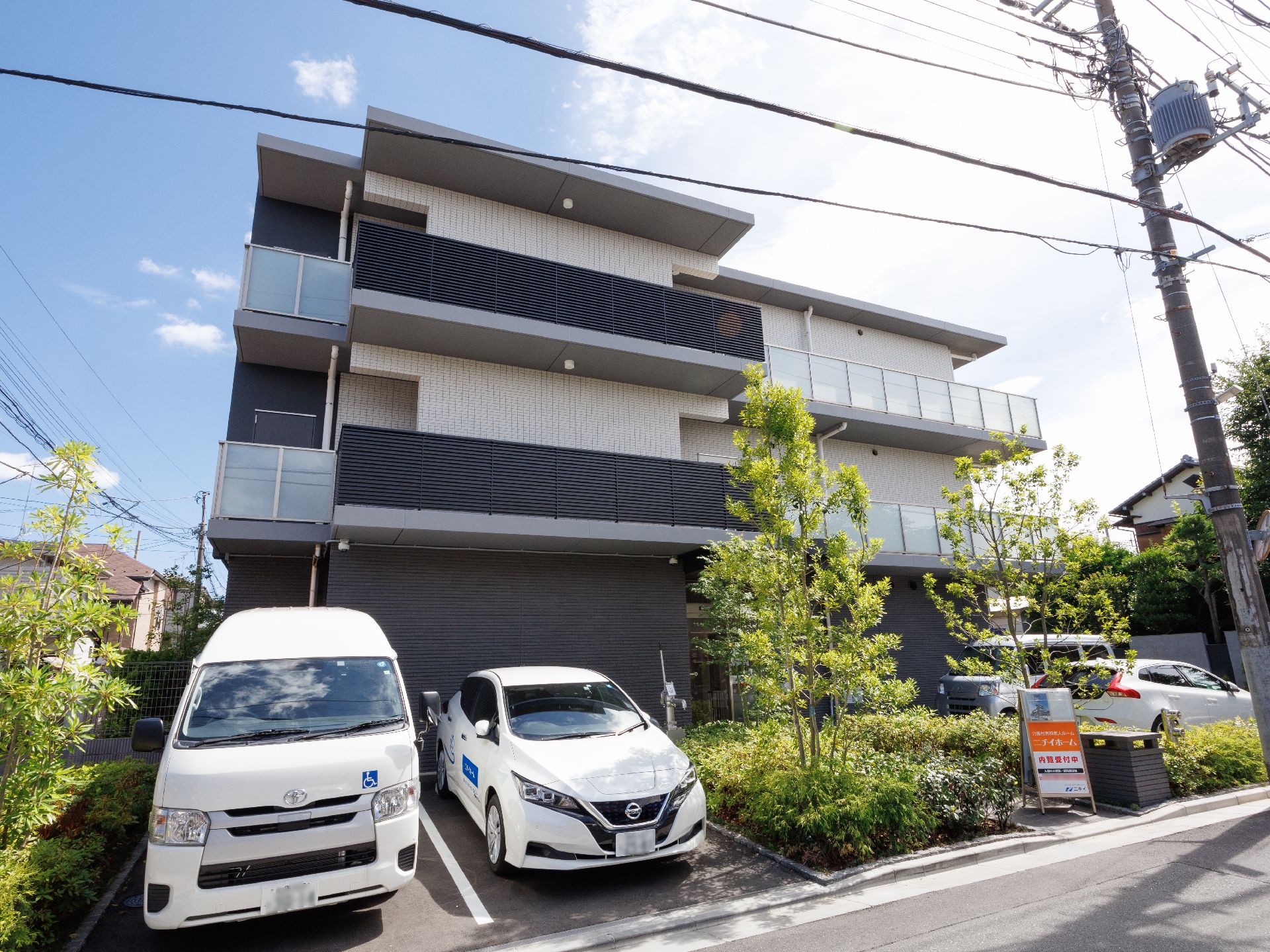 駐車場も近隣にある介護施設の外観