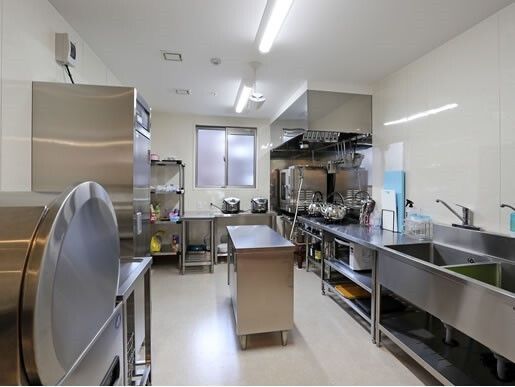 ステンレス製の調理器具がそろった厨房がよく片付けられていて清潔感がある。