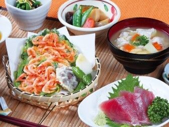 天ぷらの盛り合わせと刺身、豚汁と筑前煮のセット