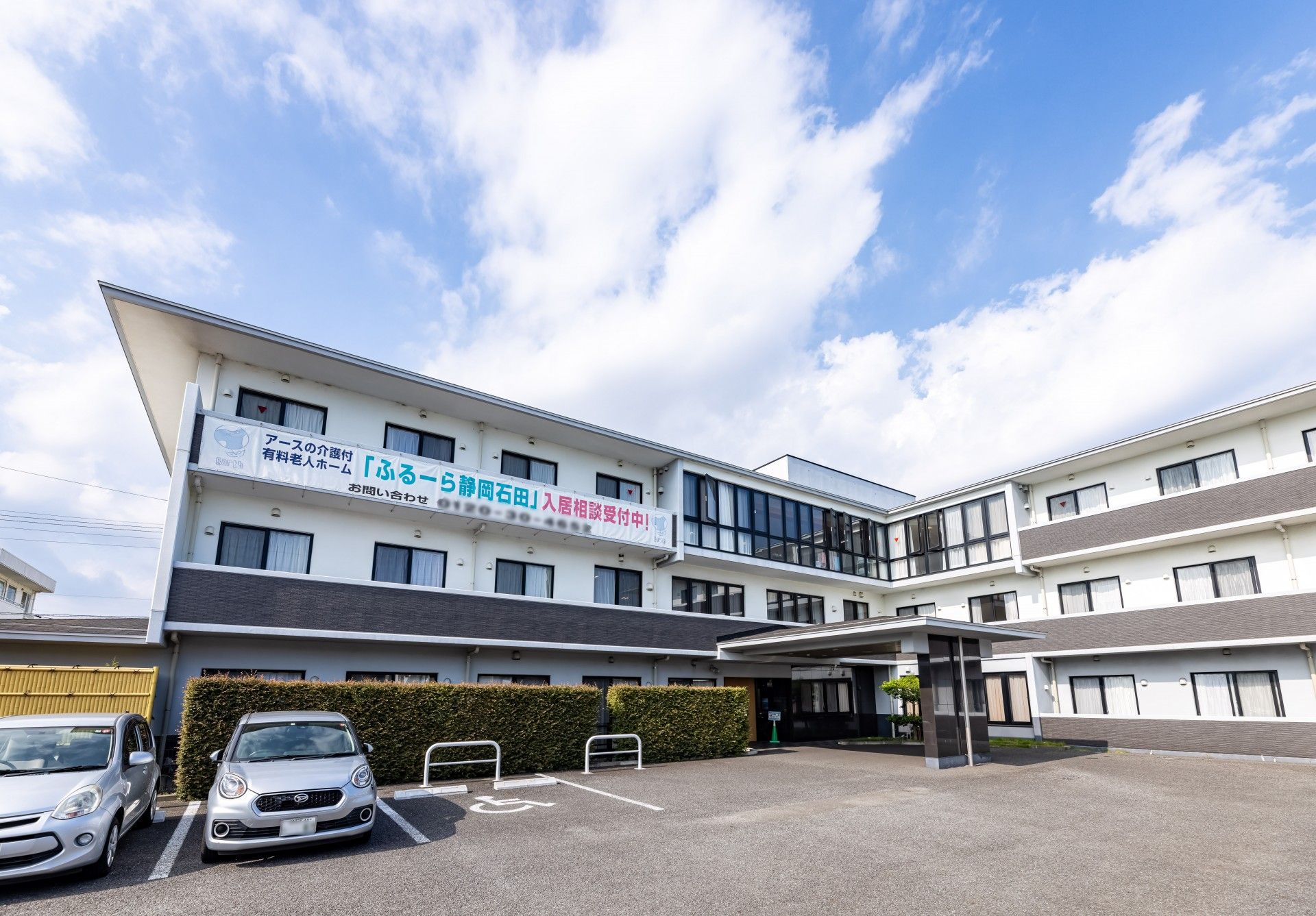 3階建てのL時の建物
