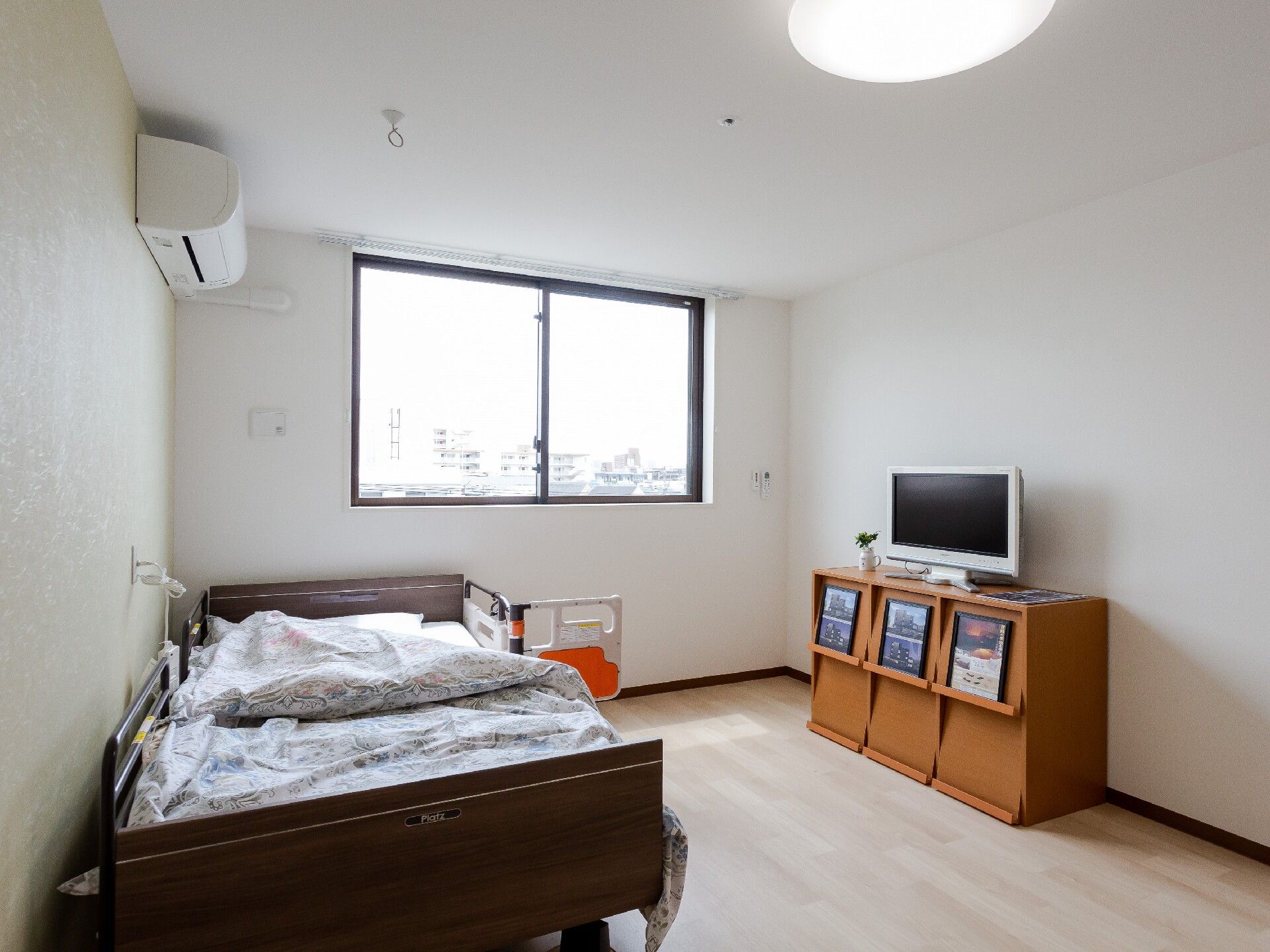 フローリングの小さなワンルームタイプの部屋。何も置かれてない入居前の部屋の様子