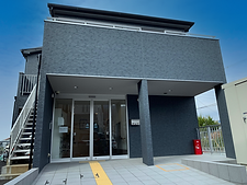 明るい外観の施設入口