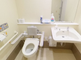 介護施設のトイレと洗面所の内観