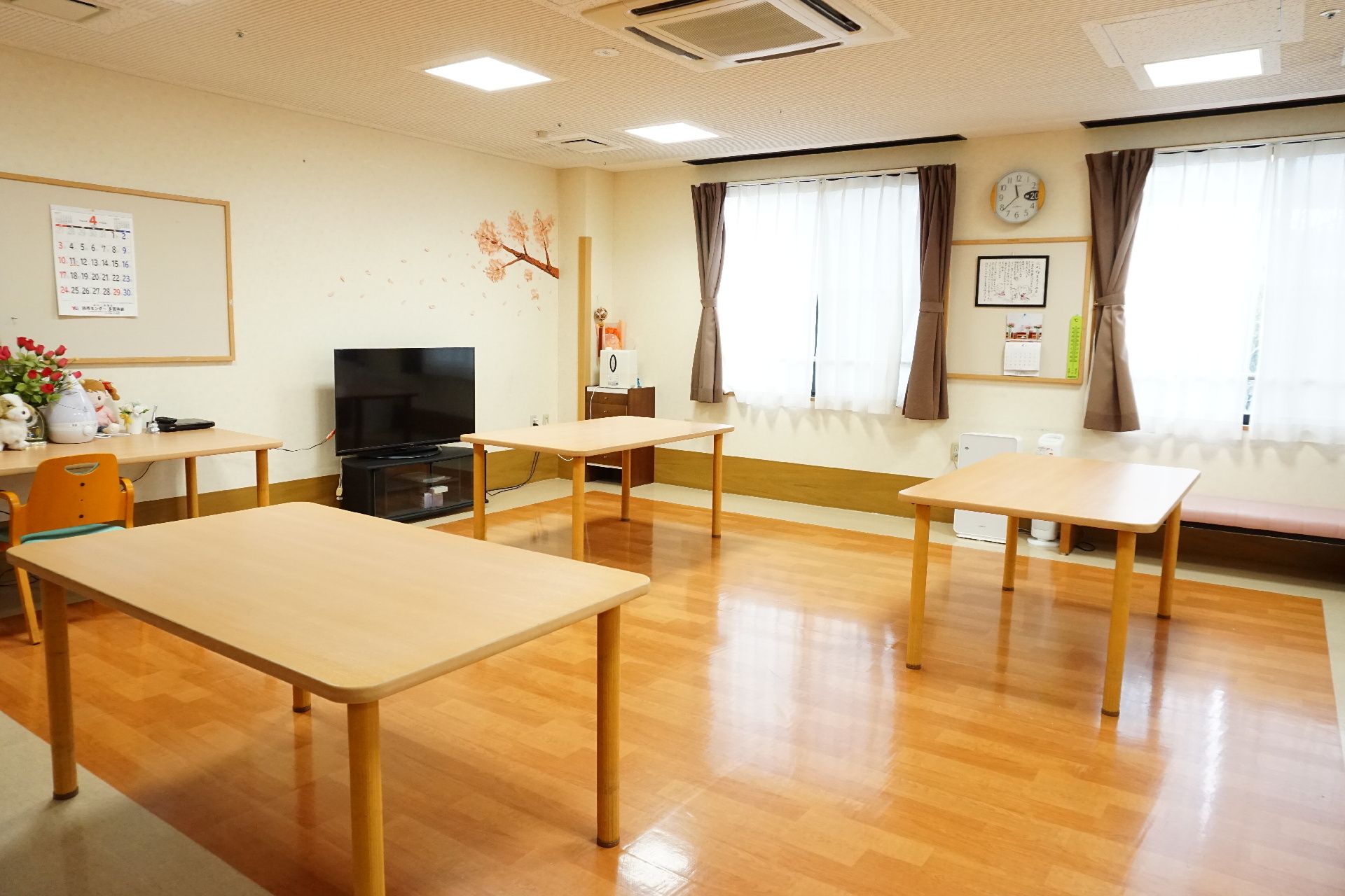 展示物が壁に設置された共有スペース
