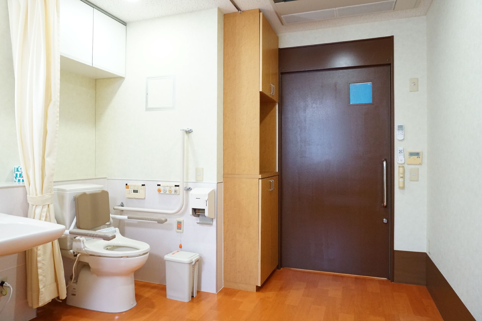 手すりが設置され、床に段差がほとんどない居室にあるトイレ