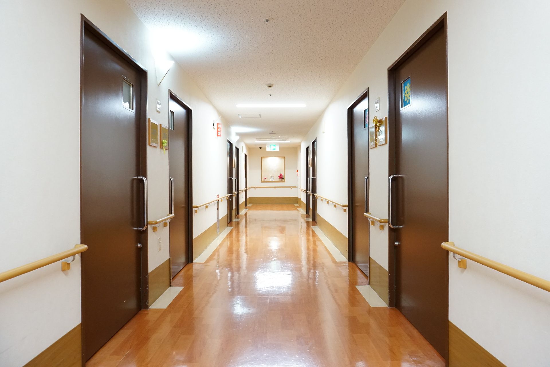 バリアフリー完備で、壁に手すりが設置されている廊下